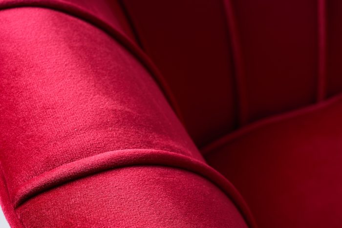 Divano elegante glam in velluto rosso